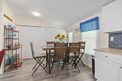 Η κουζίνα ή μικρή κουζίνα στο Spacious 2BR Retreat-10 minutes to the Beach! Pet Friendly!