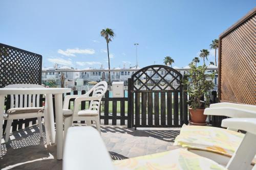 Delightful Bungalow Playmar: Comfort and Convenience in Maspalomas, Steps Away from Shopping Centers and Beaches