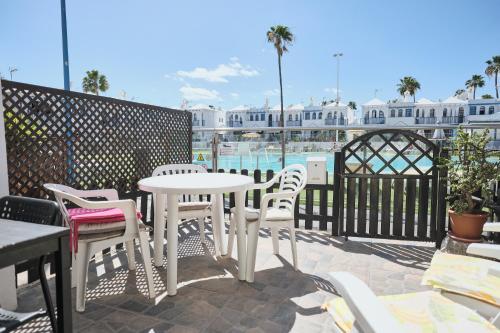 Delightful Bungalow Playmar: Comfort and Convenience in Maspalomas, Steps Away from Shopping Centers and Beaches