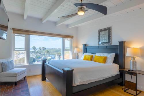 een slaapkamer met een groot bed en een raam bij Panoramic Ocean View Cottage Unit #4 in San Clemente