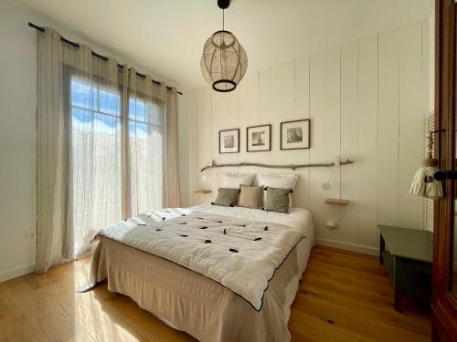 une chambre avec un grand lit et une fenêtre dans l'établissement Villa du Canal - Ponton pour bateau, à Cazaux