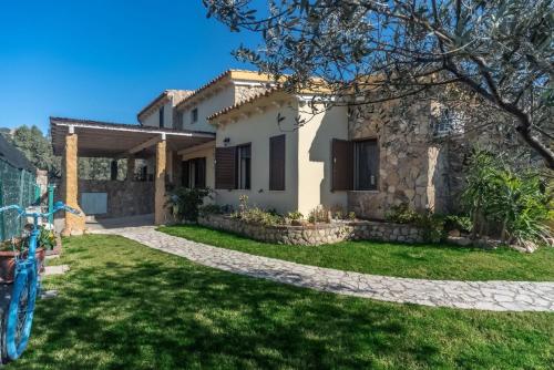 een villa met uitzicht op het huis bij Ferienhaus mit Privatpool für 7 Personen ca 100 qm in Castiadas, Sardinien Sarrabus Gerrei in Olìa Speciosa