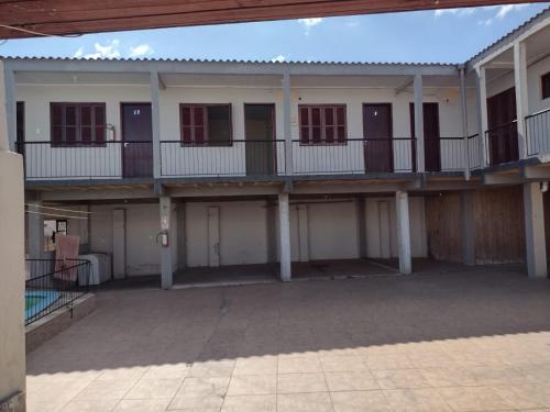 an empty building with balconies and a courtyard at Hotel dos viajantes in São Gabriel