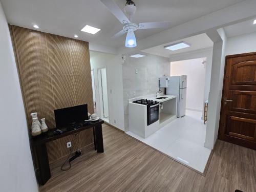 Η κουζίνα ή μικρή κουζίνα στο Quarto Privativo em Condominio