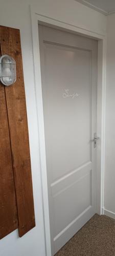 a door in a room next to a wall at Boertel Lamperse Hei in Wanroij