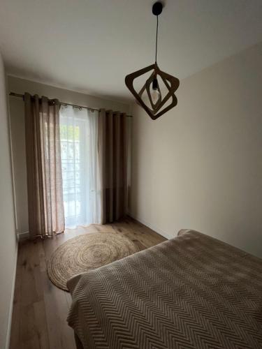 Ένα ή περισσότερα κρεβάτια σε δωμάτιο στο Apartament Tatarska 4B
