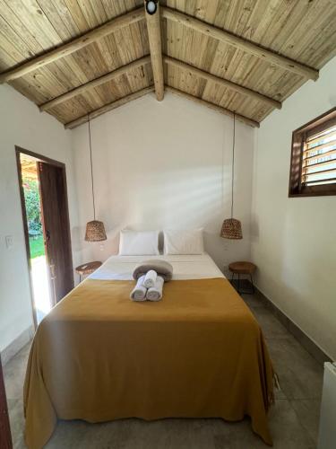 une chambre avec un grand lit avec deux serviettes dessus dans l'établissement Villa Joá - Suites, à Trancoso