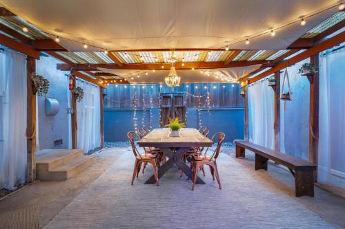 a table and chairs in a room with blue walls at Angel&Rose Universal Hollywood Heated Pool House King Bed in Los Angeles