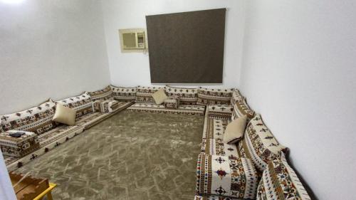 شقة فاخرةبمدخل خاص في الرياض: غرفة معيشة بها كنب وشاشة كبيرة