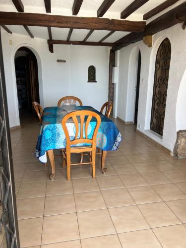 Cette chambre dispose d'une table et de chaises. dans l'établissement BAS DE VILLA AU SOLEIL, à Mouans-Sartoux