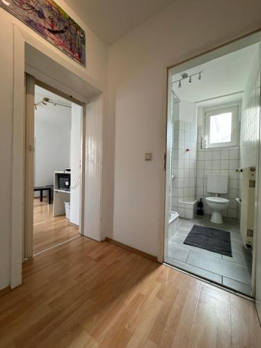 an empty bathroom with a toilet and a shower at 32m2 - gemütliche Wohnung in zentraler Lage in Hagen