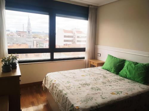 1 dormitorio con cama y ventana grande en VISTA AVILES, CENTRICO Y CON PARKING, en Avilés