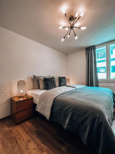 1 dormitorio con 1 cama y ventilador de techo en Ferienwohnung Sonnenhof, en Niederstotzingen