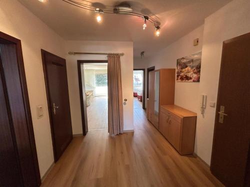um quarto vazio com um corredor com uma porta e um corredor em Othman Appartements Alte Schmiede 2 OG L em Hanôver