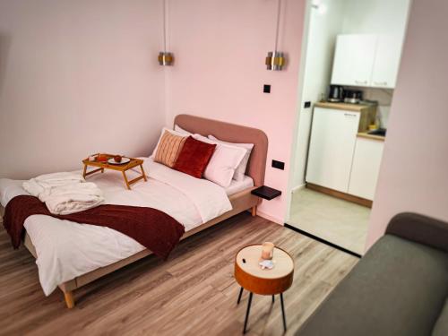 una piccola camera da letto con un letto e un tavolo di High Tide Apartment a Zara (Zadar)
