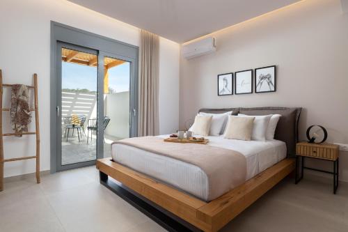 a bedroom with a large bed and a balcony at Ixian Memory in Triánta
