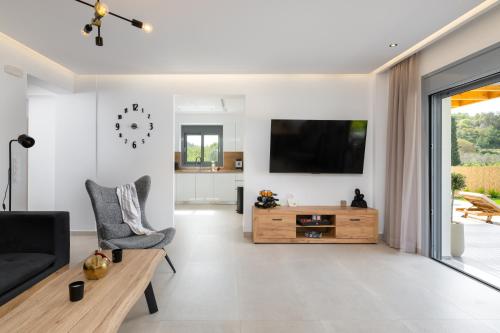 a living room with a tv and a couch at Ixian Memory in Triánta