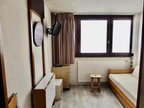 a small room with a bed and a window at Résidence Palafour - Studio pour 2 Personnes 311 in Tignes