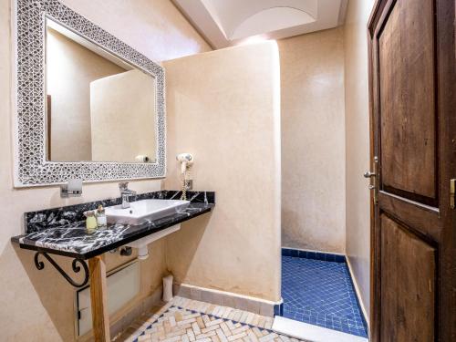 een badkamer met een wastafel en een spiegel bij Kasbah Alili in Marrakesh
