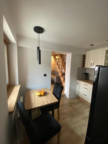 een keuken en eetkamer met een tafel en stoelen bij Apartament przy Browarze in Żywiec