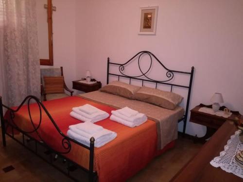 En eller flere senge i et værelse på Villetta Padula Bianca casavacanze Giulia