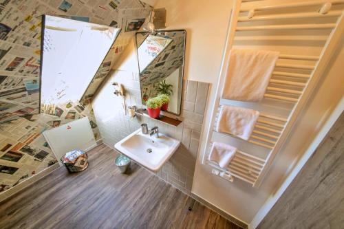a bathroom with a sink and a mirror at Maskuline Idylle - Monteurwohnungen inkl. Küchen/WIFI/TV/Parkplätze in Bielefeld