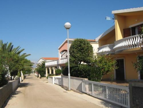 een straat met huizen en een straatlicht op een stoep bij Ferienwohnung für 2 Personen ca 28 qm in Vir, Dalmatien Inseln vor Zadar in Vir