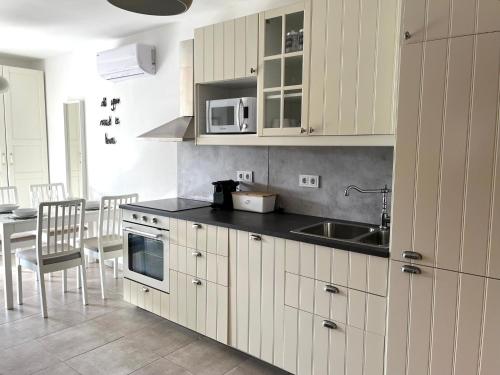 Η κουζίνα ή μικρή κουζίνα στο Olive place 2