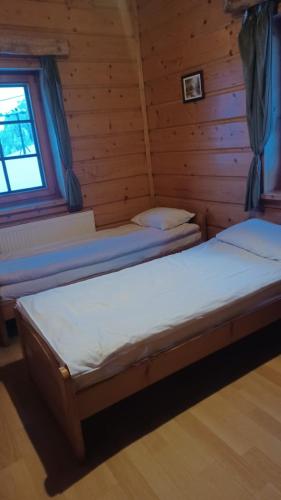 Кровать или кровати в номере Zagroda Lepiarzówka