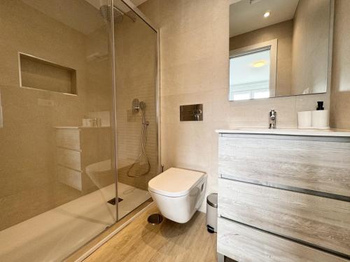 ein Bad mit einem WC, einer Dusche und einem Waschbecken in der Unterkunft Apartamento Nuevo Centro Nerja in Nerja