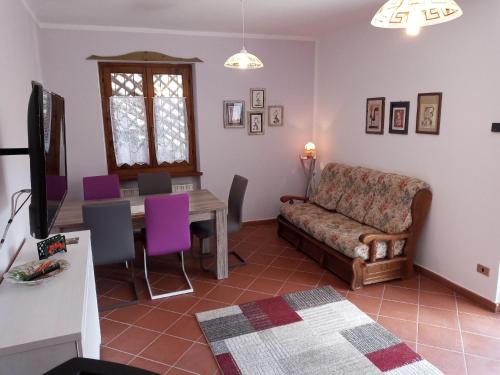 een woonkamer met een bank en een tafel bij Ferienwohnung für 2 Personen 3 Kinder ca 75 qm in Val Maria-pur, Trentino Ledrosee in Mezzolago