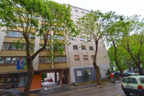 an apartment building on a city street with trees at Ferienwohnung für 6 Personen ca 53 qm in Pula, Istrien Istrische Riviera in Pula