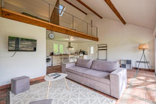 un salon avec un canapé et une table dans l'établissement Cottage les Ecuries, pleine nature, proche Disney-Paris, à Saint-Germain-sur-Morin