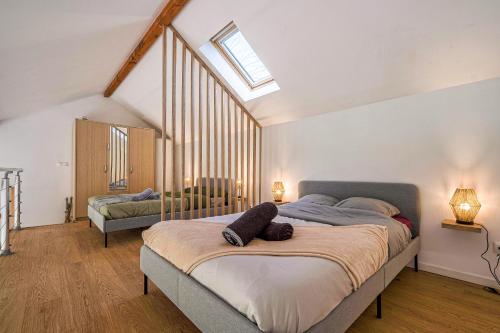 une chambre avec un grand lit dans une pièce dans l'établissement Cottage les Ecuries, pleine nature, proche Disney-Paris, à Saint-Germain-sur-Morin