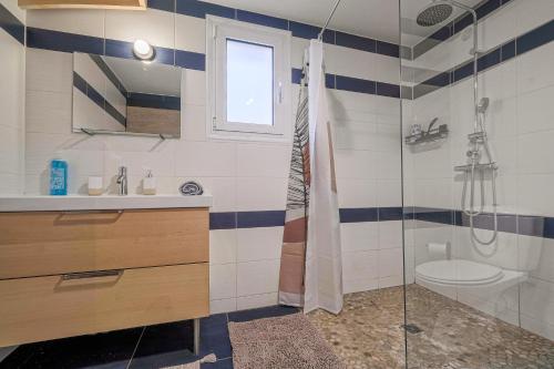 une salle de bain avec une douche, un lavabo et des toilettes dans l'établissement Cottage les Ecuries, pleine nature, proche Disney-Paris, à Saint-Germain-sur-Morin