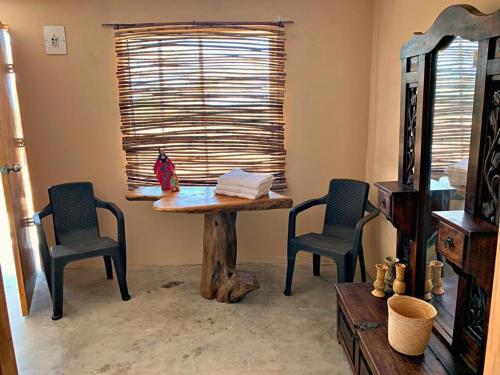 une chambre avec une table, deux chaises et une fenêtre dans l'établissement La Triada, à Ríohacha