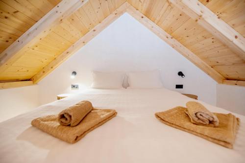 ein Schlafzimmer mit einem weißen Bett und Handtüchern darauf in der Unterkunft Rocca Verde in Murvica