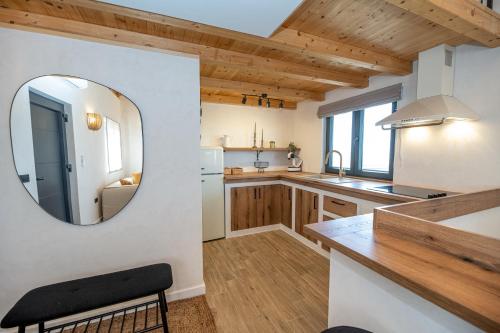 eine Küche mit einem Spiegel an der Wand in der Unterkunft Rocca Verde in Murvica