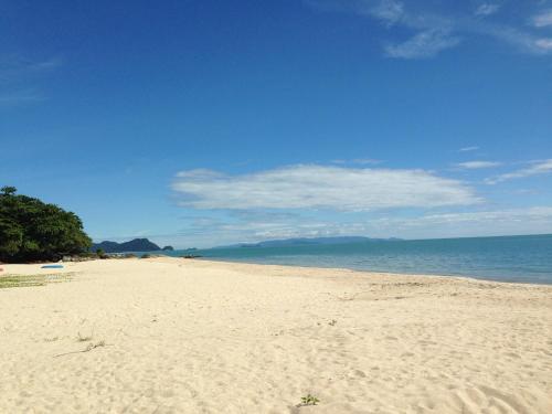 a sandy beach with the ocean in the background at Sea Breeze House, Naiplao Beach in Khanom