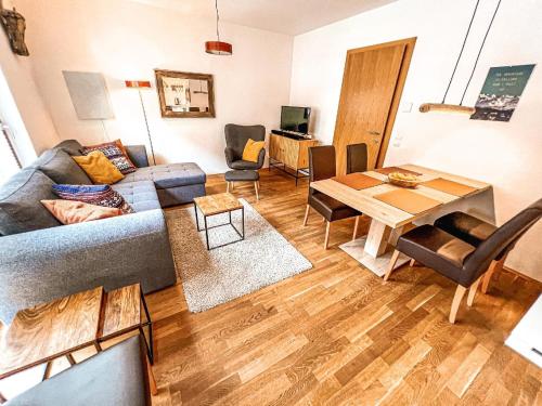 sala de estar con sofá y mesa en Ferienwohnung für 4 Personen ca 55 qm in Rauris, Salzburger Land Rauristal, en Rauris