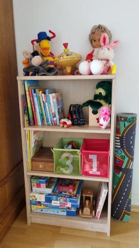 a book shelf filled with toys and books at Altmarkblick in Erbenhausen