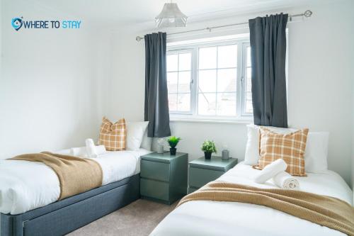 Tempat tidur dalam kamar di Elegant 3 bed apartment Luton