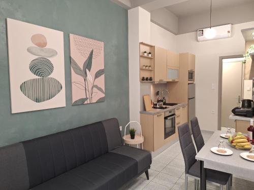 SeaSTAR Beach Apartments في بلدة كوس: غرفة معيشة ومطبخ مع أريكة وطاولة
