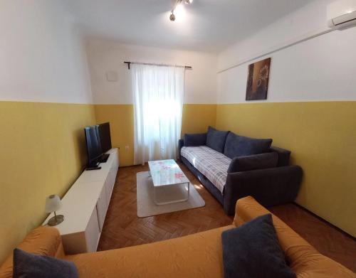 - un salon avec un canapé et une télévision dans l'établissement Idila, à Izola