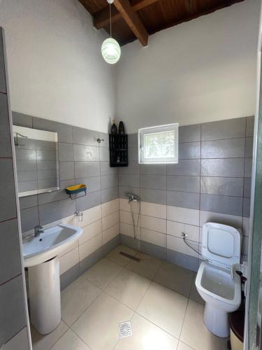 uma casa de banho com um WC e um lavatório em Sun n' Blue Villas em Sarandë