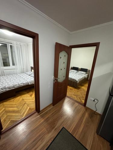 um quarto com duas camas e um espelho em Apartament Chișinău Botanica em Chisinau