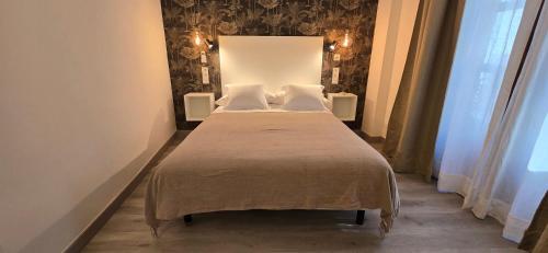 Bett in einem Zimmer mit zwei Kissen darauf in der Unterkunft Apartamento Casa Ruan Albaicín, Las Bernardas in Granada