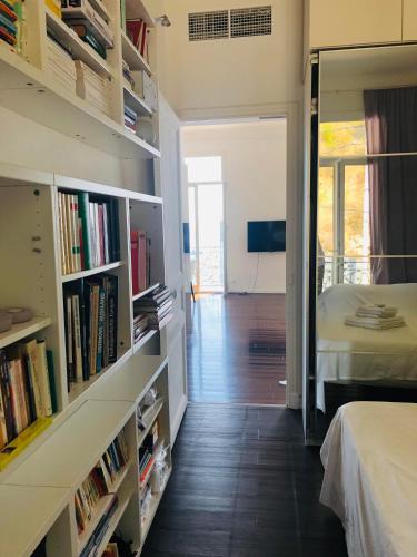 une chambre avec une bibliothèque, un lit et une chambre dans l'établissement Sea View Apartment 5 min from Monaco, à Roquebrune-Cap-Martin
