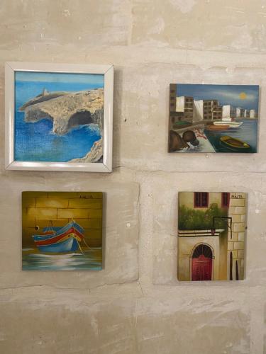4 photos sur un mur avec des peintures sur celui-ci dans l'établissement Birgu Studio Maisonette, à Il-Birgu