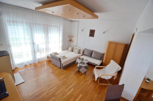 ein Wohnzimmer mit einem Sofa und einem Tisch in der Unterkunft Feel Good Apartments in Ohrid